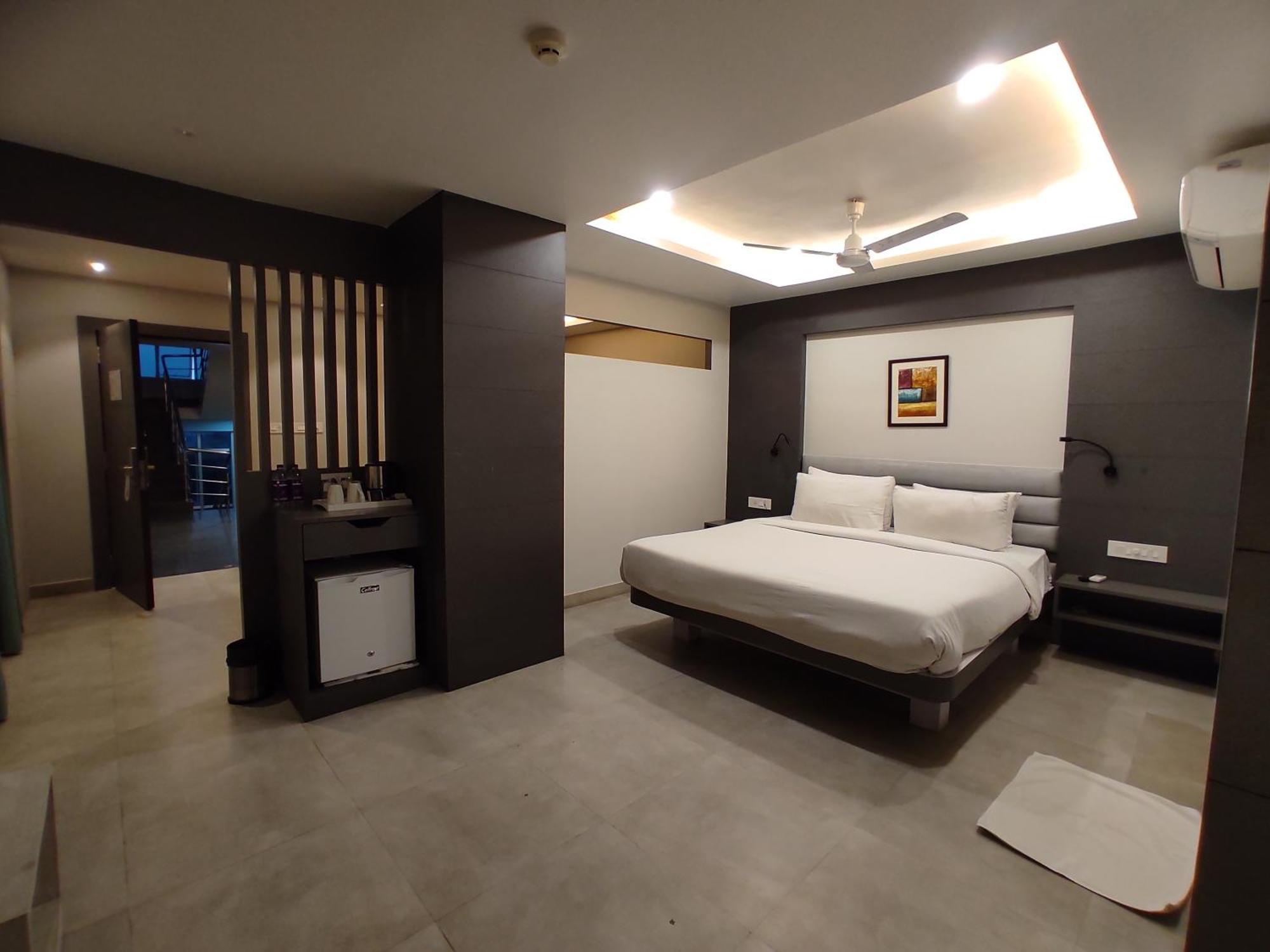 Hotel Rishiraj, Nagaon Nagaon  エクステリア 写真