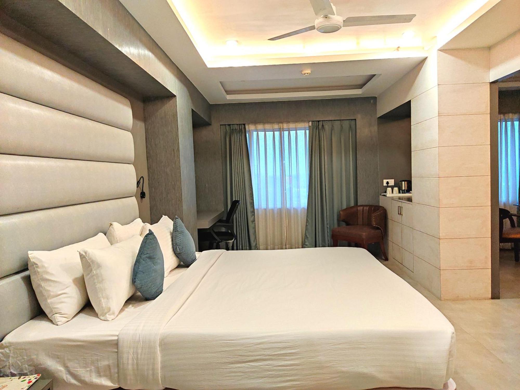 Hotel Rishiraj, Nagaon Nagaon  エクステリア 写真